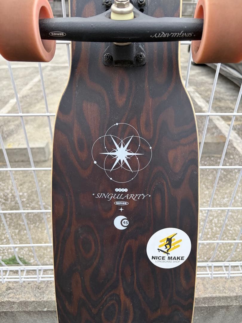 with longboards signature ロングスケートボード
