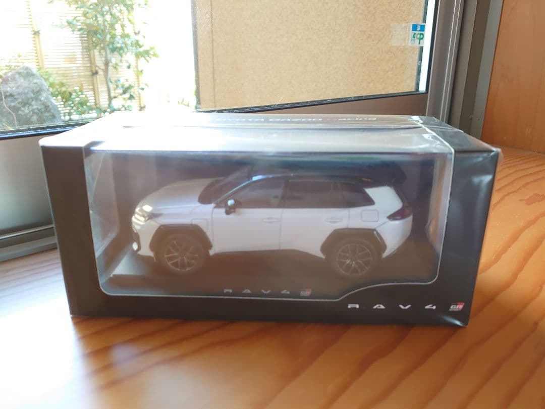 【2台】新型RAV4 GRスポーツ ブラックホワイト　ホワイト カラーサンプル