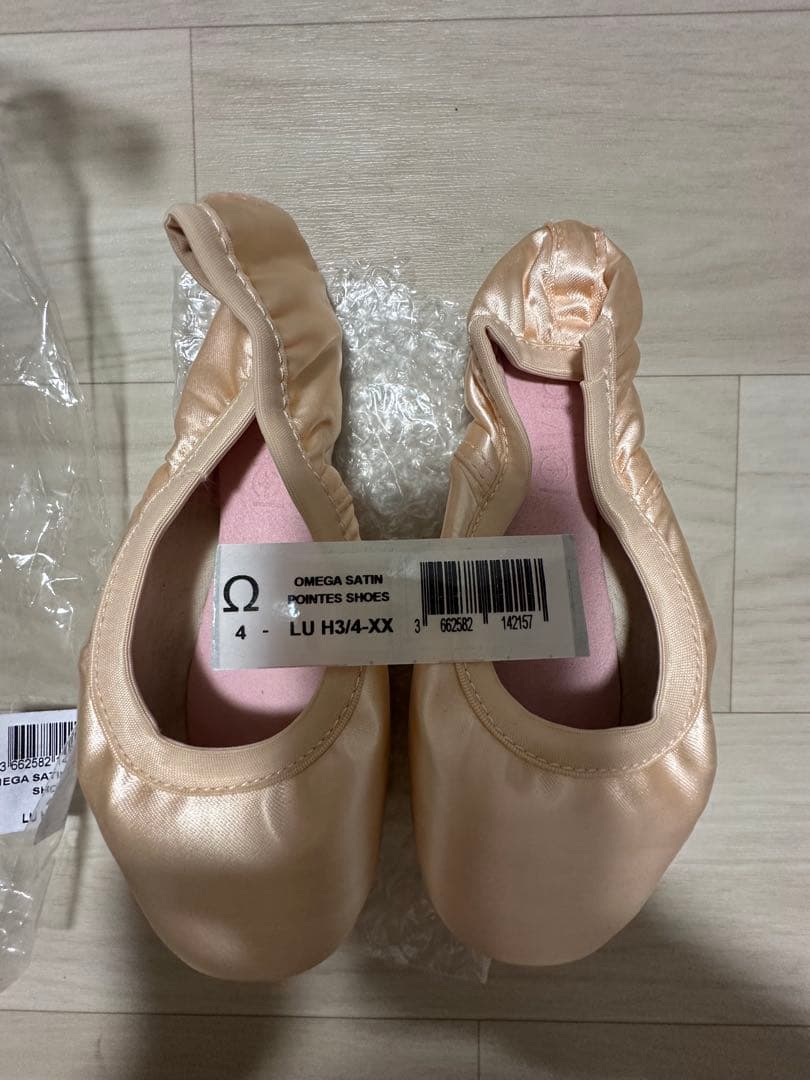 ウエアモア　OMEGA SATIN POINTE SHOES 4 ベージュ