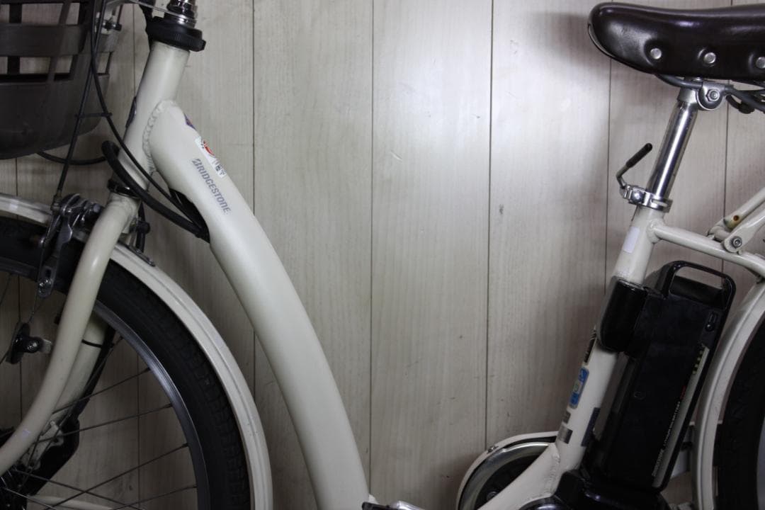 ホワイト 電動アシスト自転車 前カゴ付き