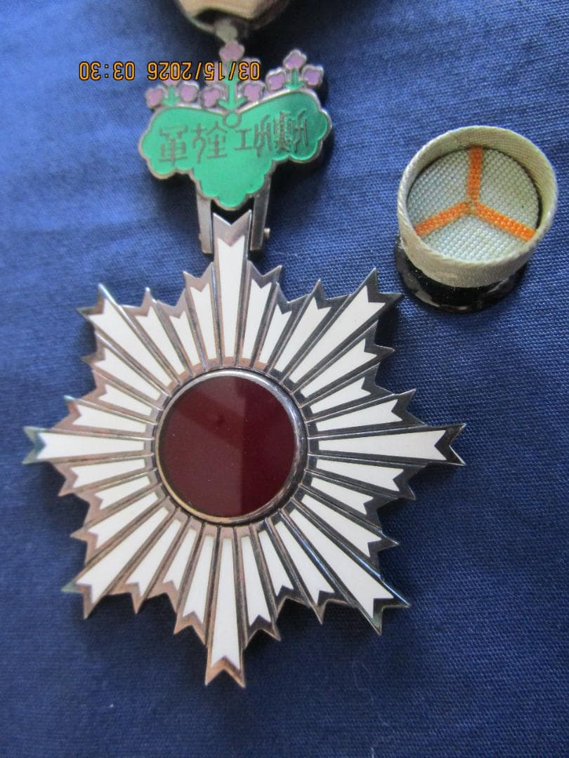 勲章 勲六等単行旭日章　1個　箱あり　と、思います。
