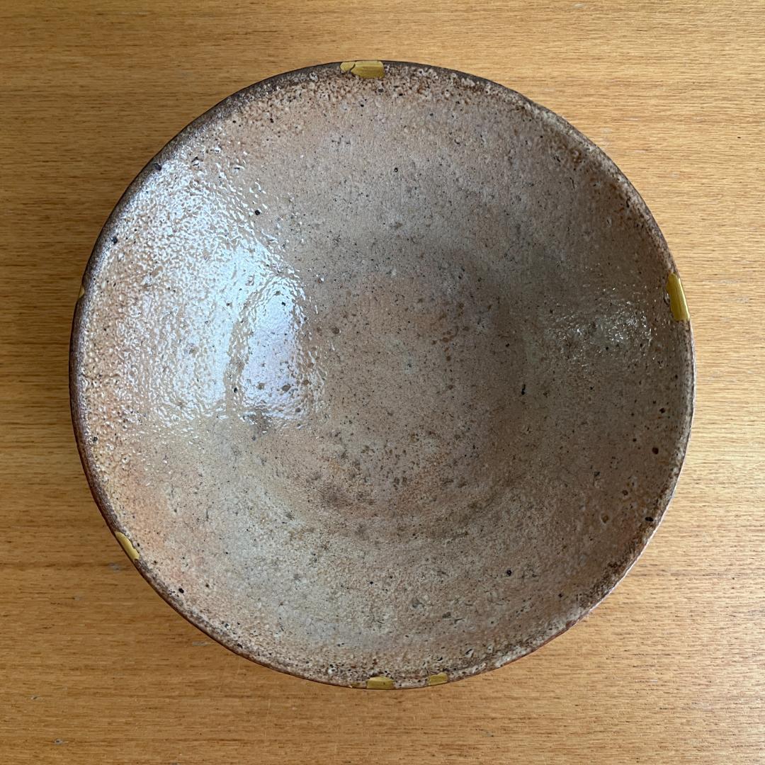 唐津茶碗 伝来記載箱・仕覆付 口部金繕い 高5.5cm φ14.0cm