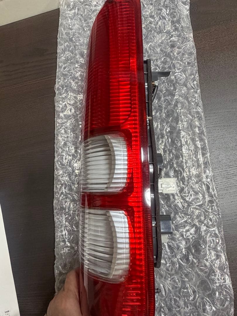 トヨタ　ハイエース　200系　純正　テールランプ　右側