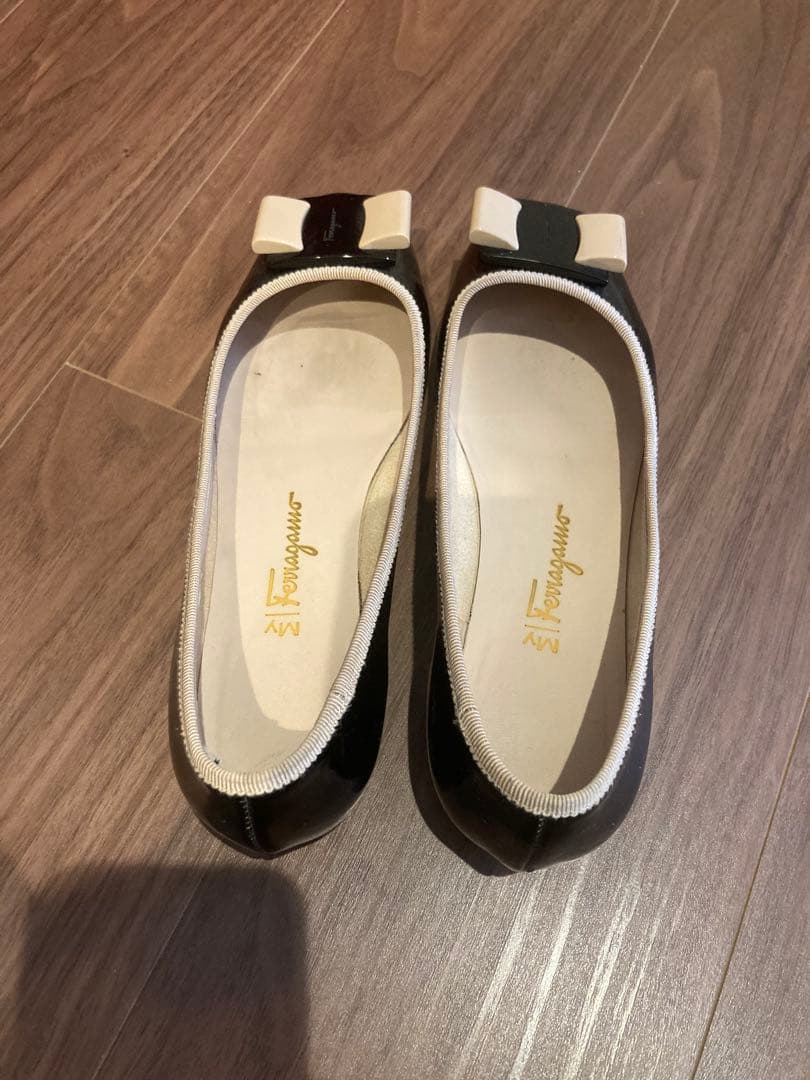 美品フェラガモ My Ferragamoリボンフラットシューズ黒ベージュエナメル