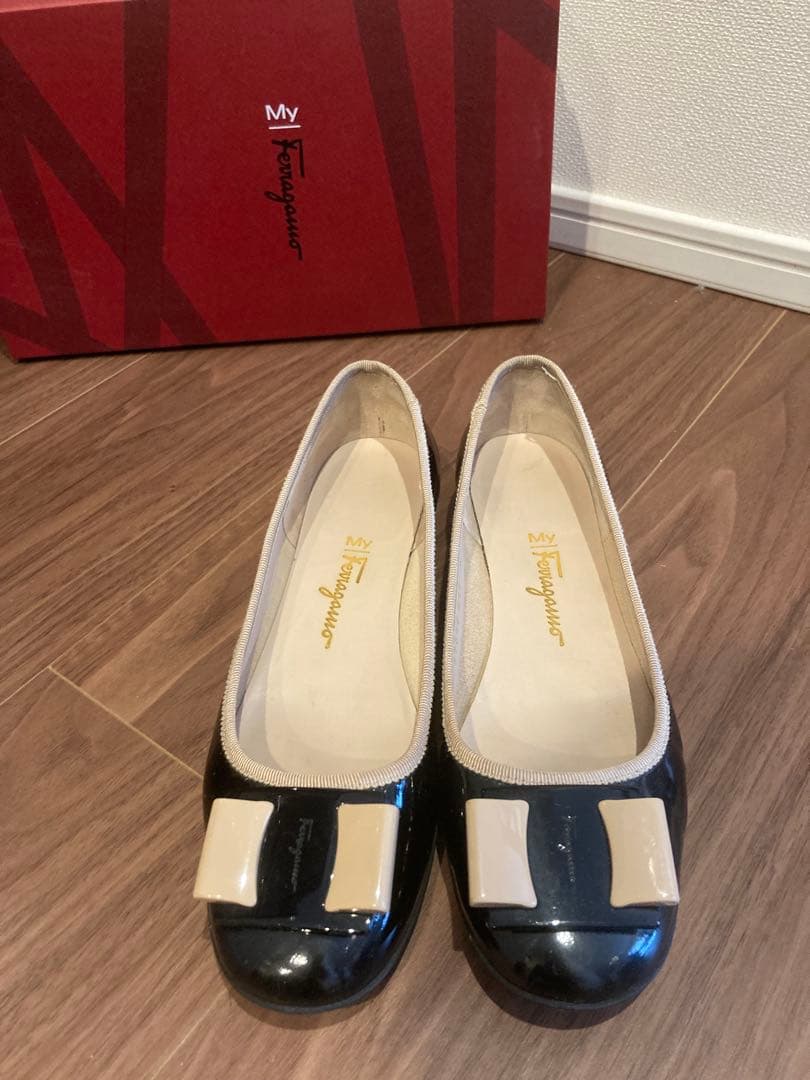 美品フェラガモ My Ferragamoリボンフラットシューズ黒ベージュエナメル