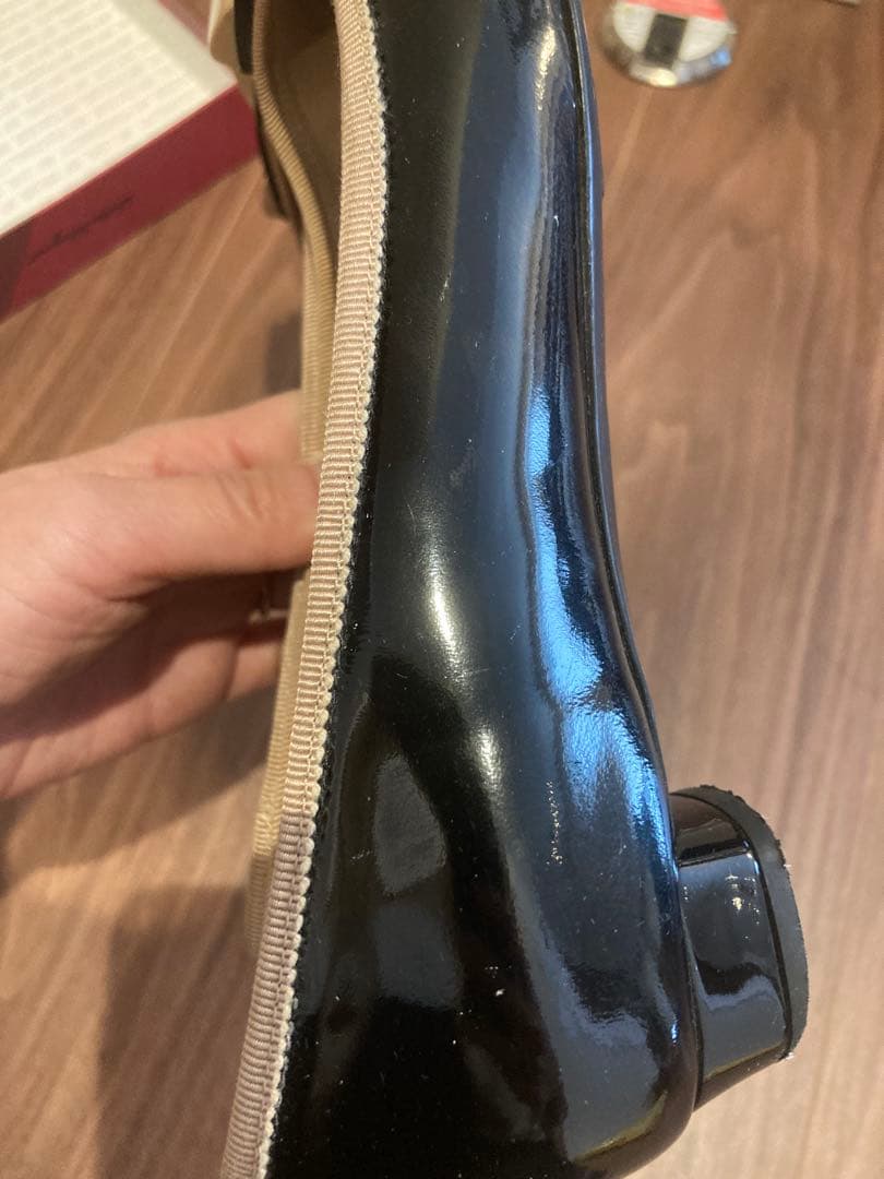 美品フェラガモ My Ferragamoリボンフラットシューズ黒ベージュエナメル