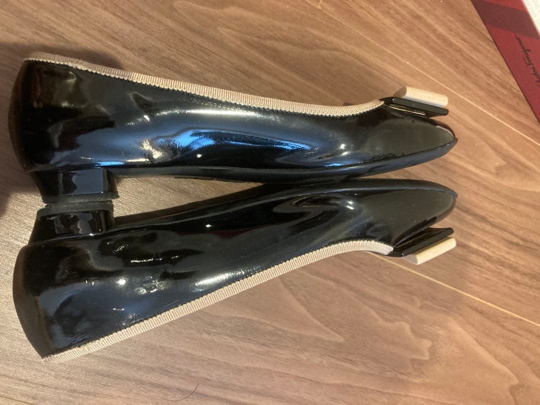 美品フェラガモ My Ferragamoリボンフラットシューズ黒ベージュエナメル