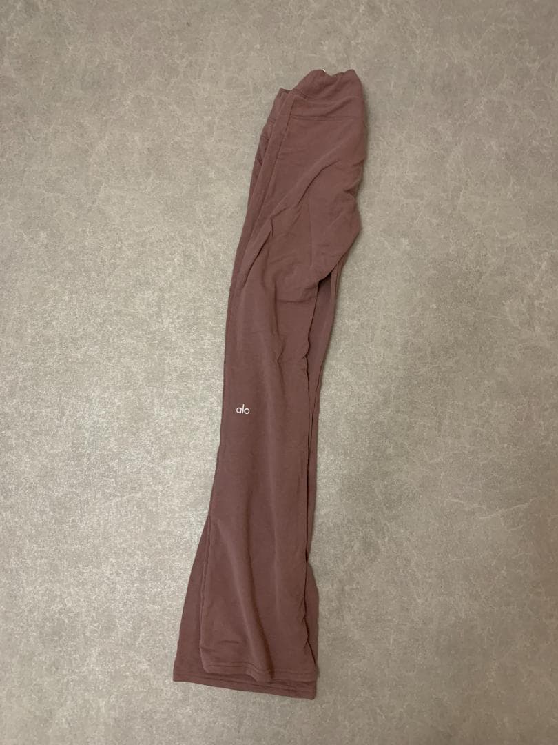 alo YOGA スウェイブーツカット スウェットパンツ