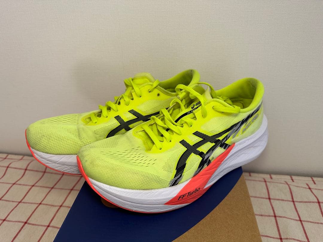 アシックス　マジックスピード4 　２７cm　カーボン入りランニングシューズ