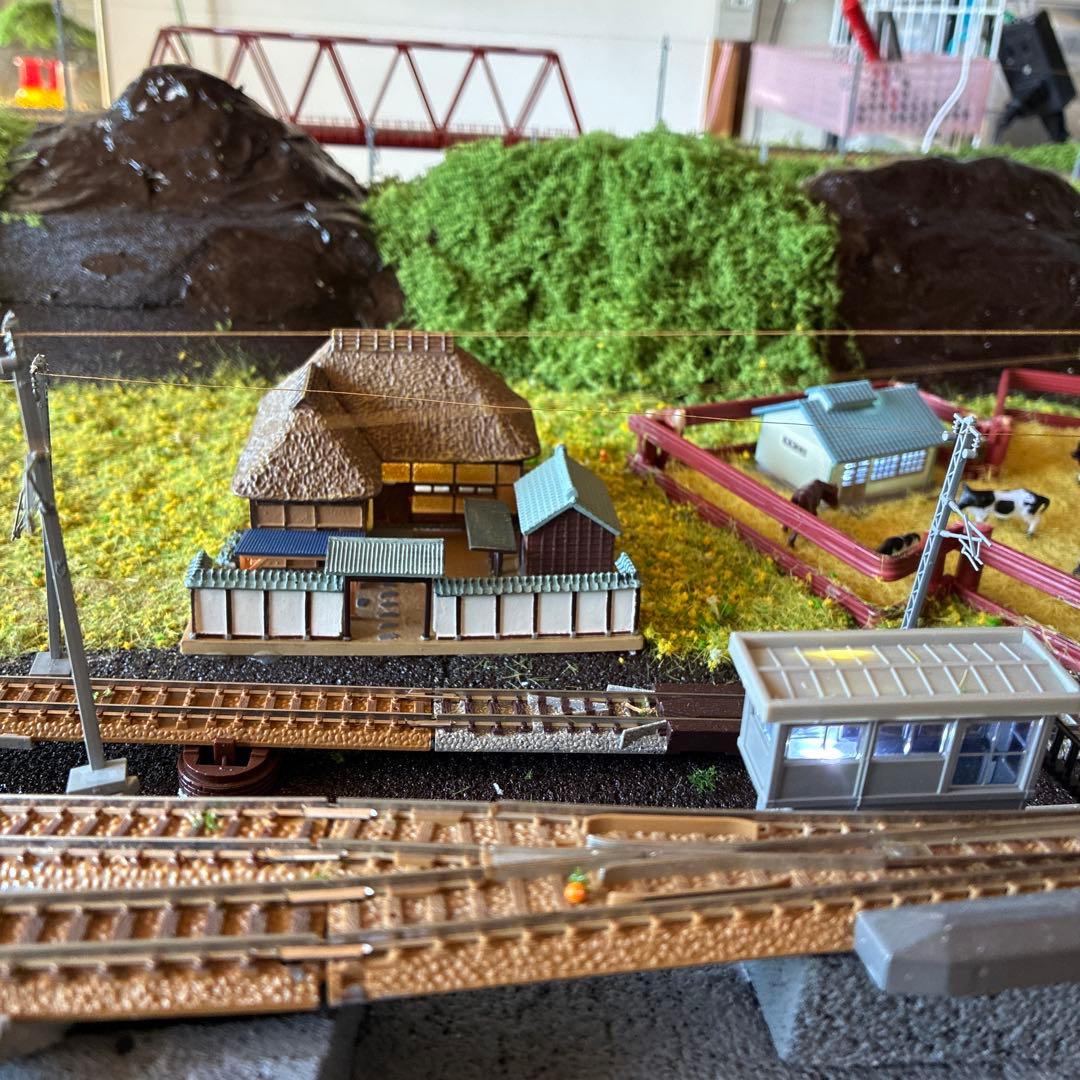Nゲージ 鉄道模型 草地と山　ポツンと一軒家