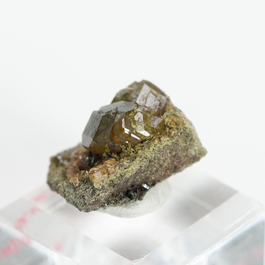 【結晶の共生】トパゾライト、ディマントイドガーネット 20×23×16mm