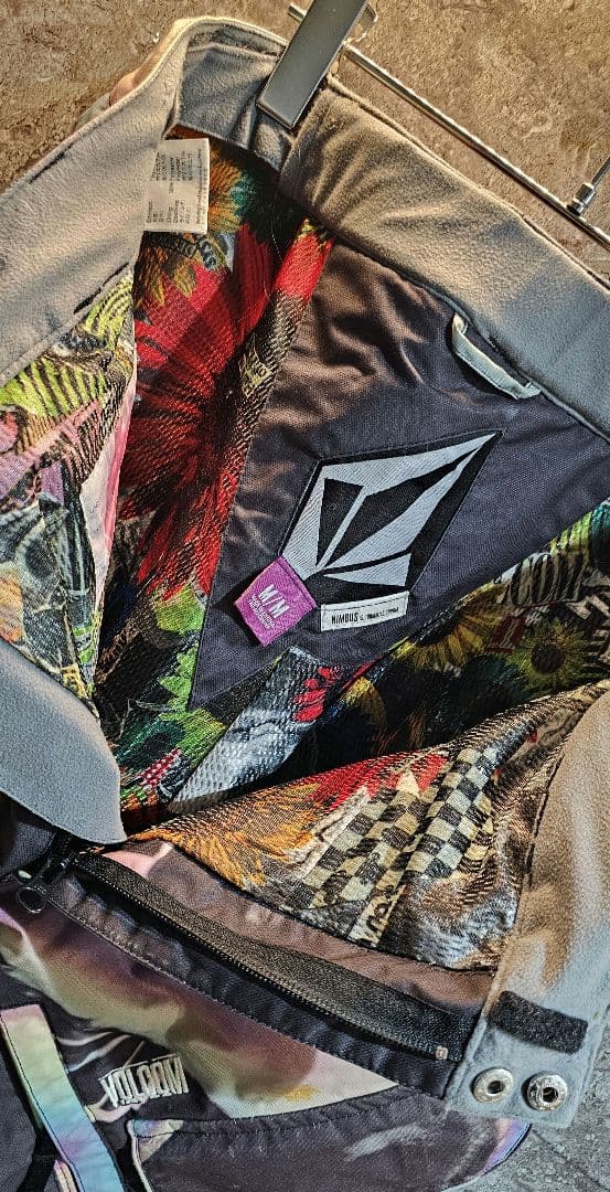 ✨上下セットアップ✨ VOLCOM　ボルコム　スノボウェア　虹色 総柄　L〜XL