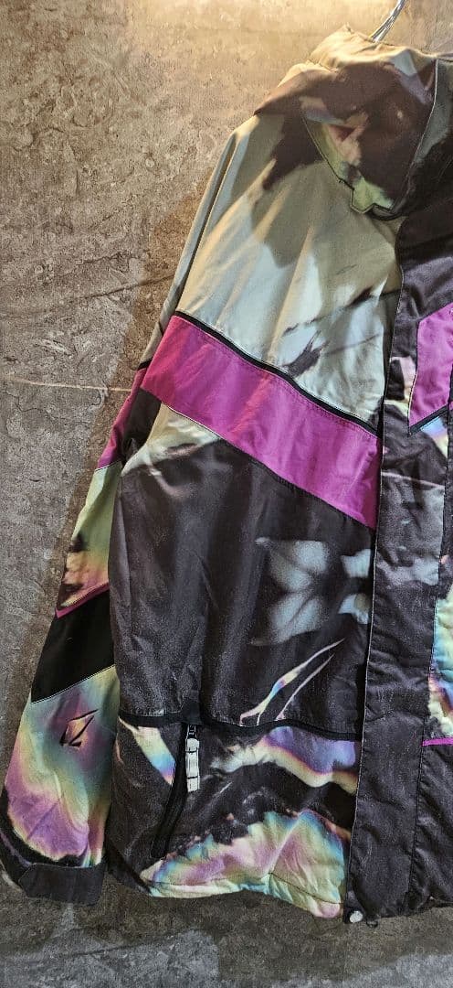 ✨上下セットアップ✨ VOLCOM　ボルコム　スノボウェア　虹色 総柄　L〜XL