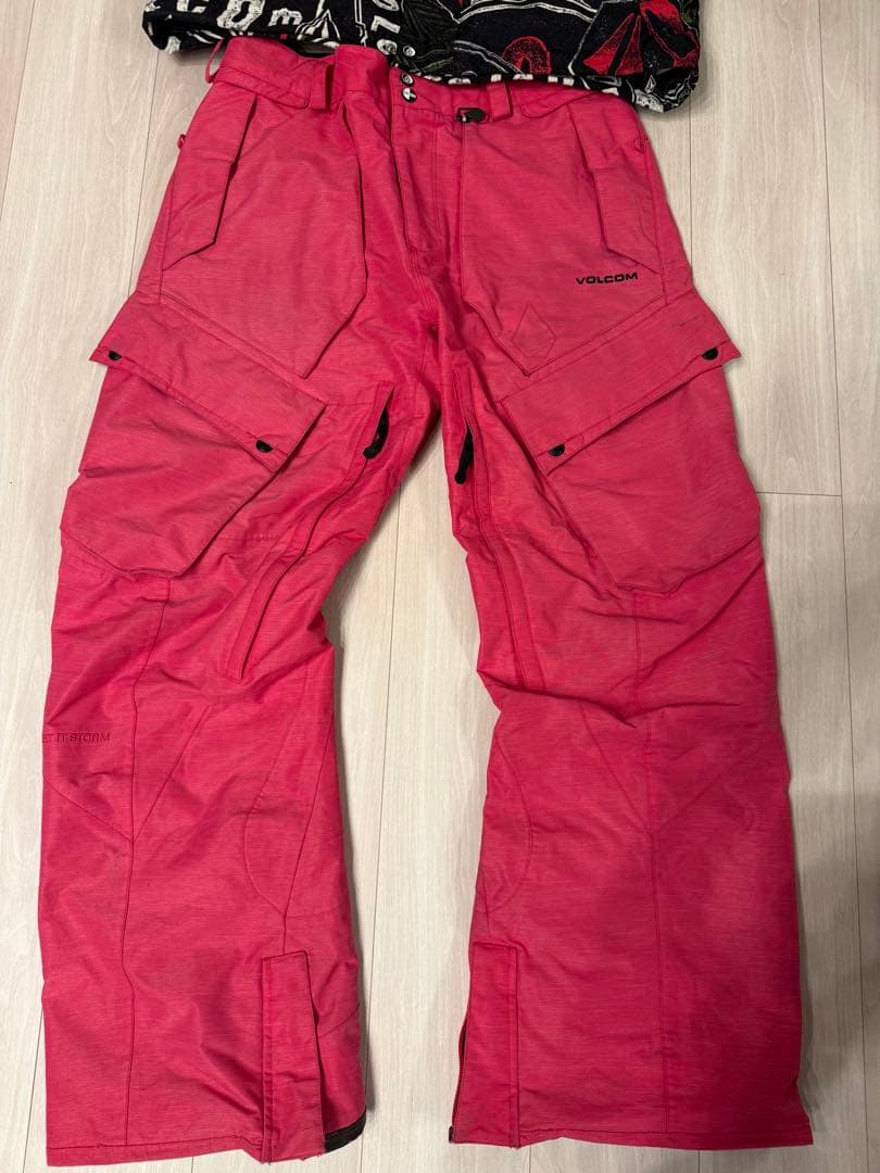 &*i様 VOLCOM スノーボードウェア メンズ上下セットM〜L相当
