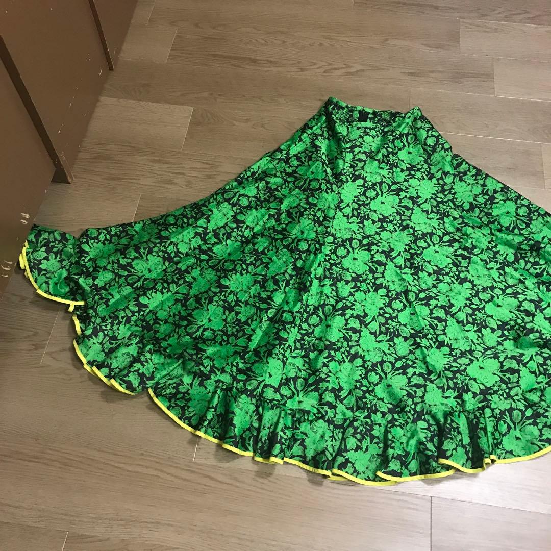 フラメンコスカート 緑と黒の花柄