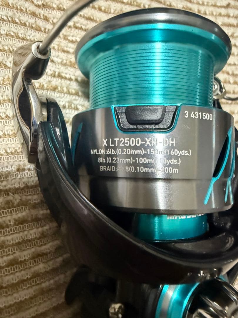 美品ダイワ 24 エメラルダス X LT2500-XH-DH スピニングリール