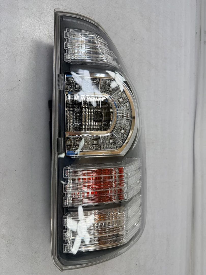 ヴォクシー ZRR70W 75W 純正 右 テールランプ イチコ28-220