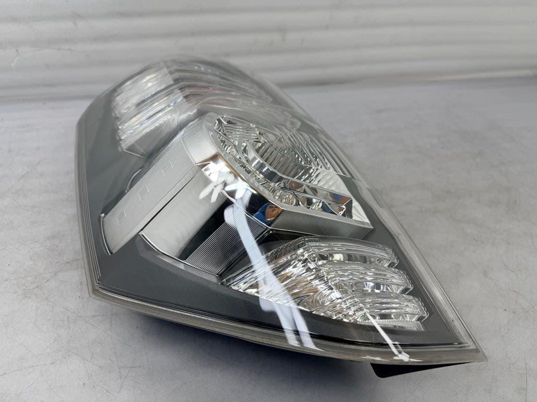ヴォクシー ZRR70W 75W 純正 右 テールランプ イチコ28-220