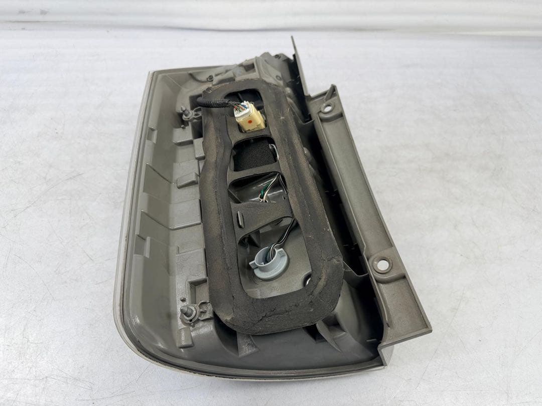ヴォクシー ZRR70W 75W 純正 右 テールランプ イチコ28-220