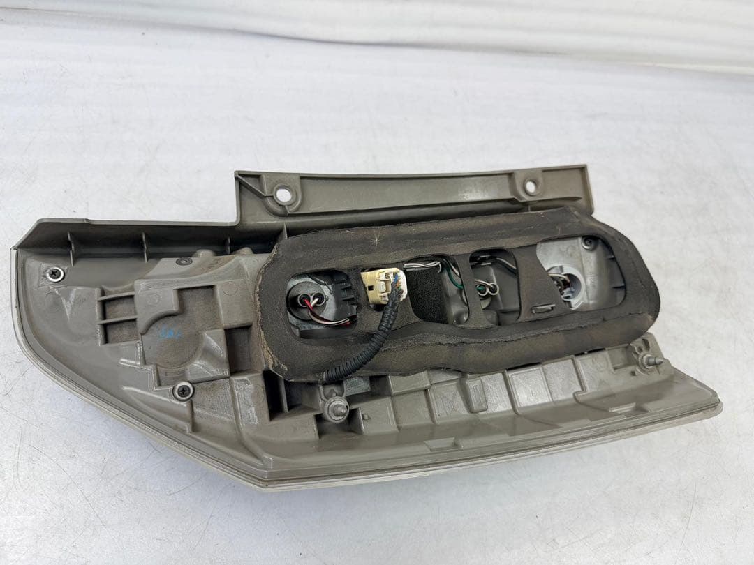 ヴォクシー ZRR70W 75W 純正 右 テールランプ イチコ28-220