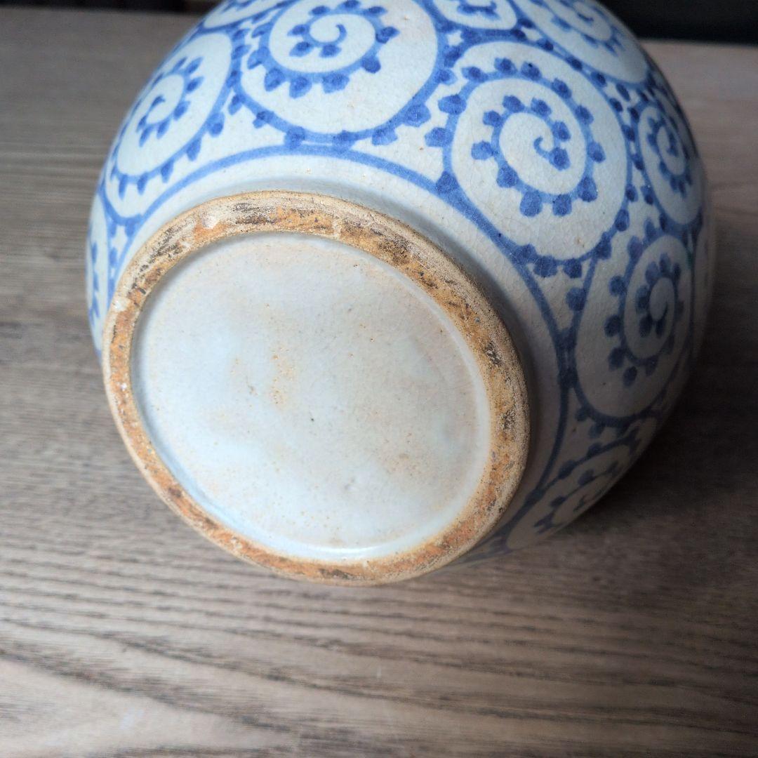 染付蛸唐草文様　陶器製花瓶