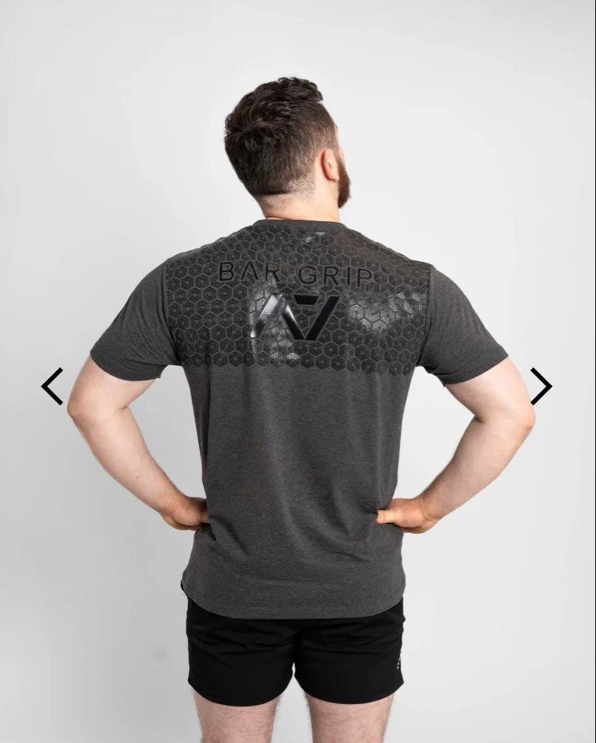 A7 BAR GRIP TIMELESS TRUE-FIT Tシャツ