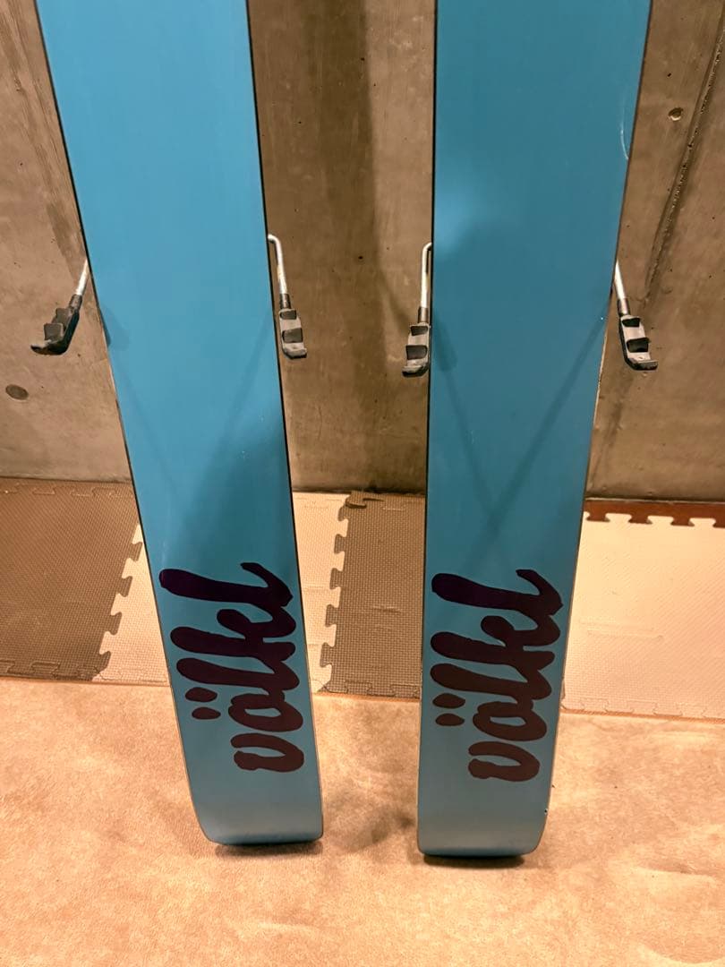 völkl スキー板 青と白のデザイン