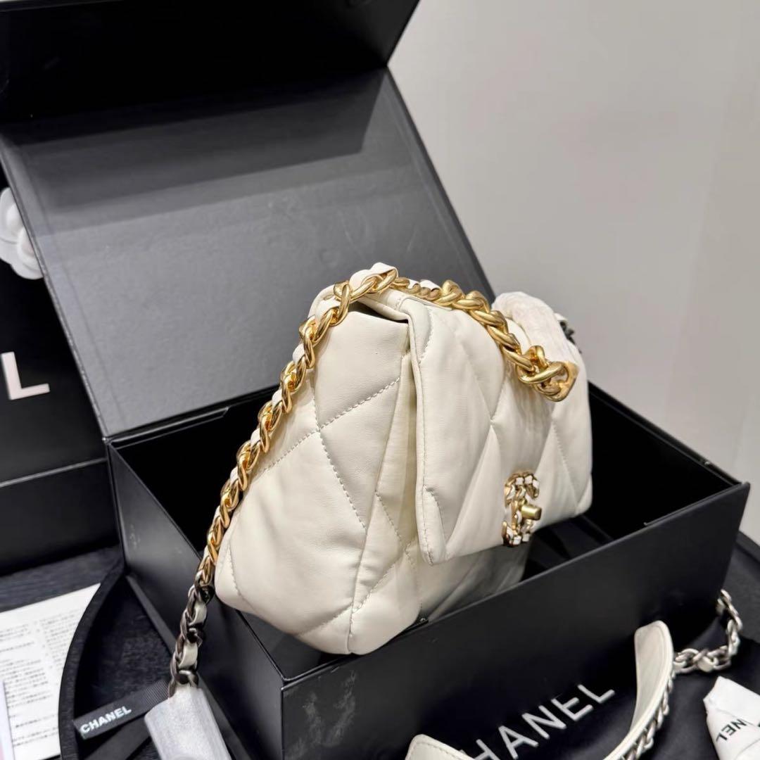 CHANEL ホワイト キルティング ショルダーバッグ