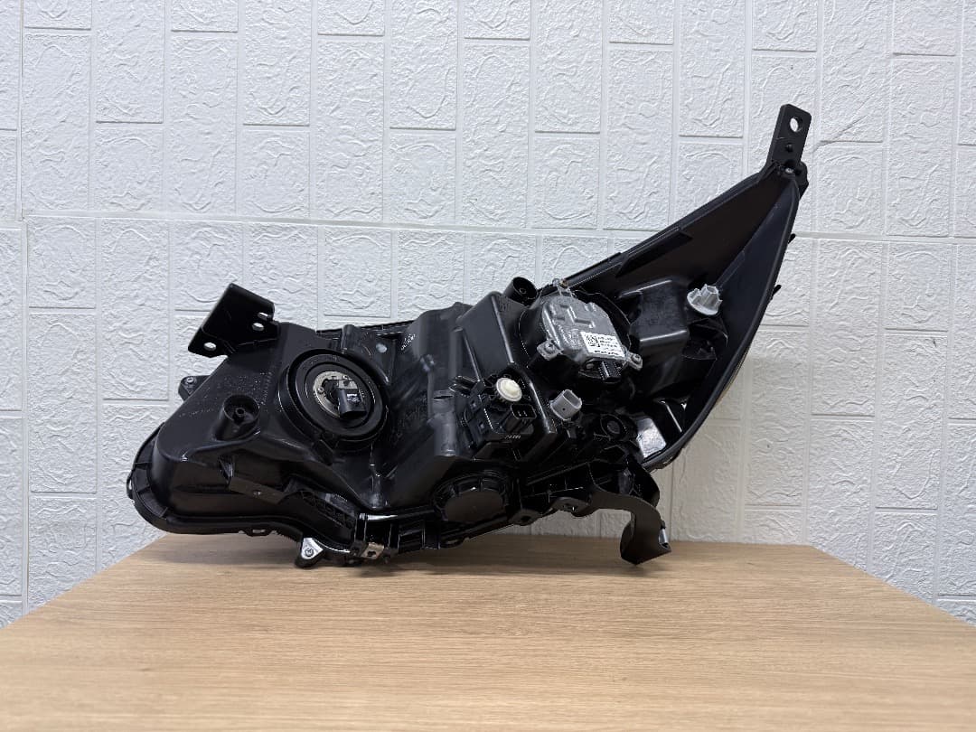 美品/キズ無　フリード　GB7　LEDヘッドライト左右セットスンレーW2172