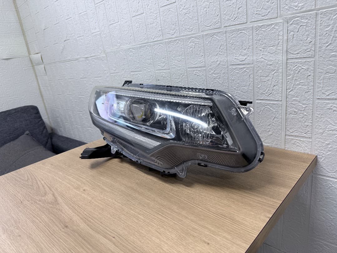 美品/キズ無　フリード　GB7　LEDヘッドライト左右セットスンレーW2172