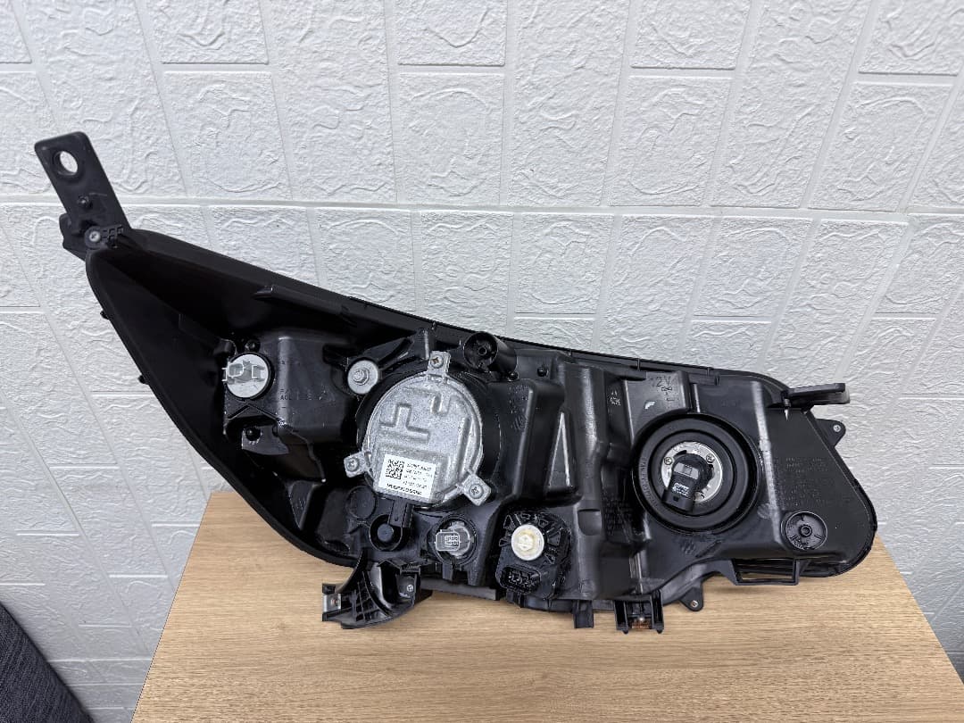 美品/キズ無　フリード　GB7　LEDヘッドライト左右セットスンレーW2172