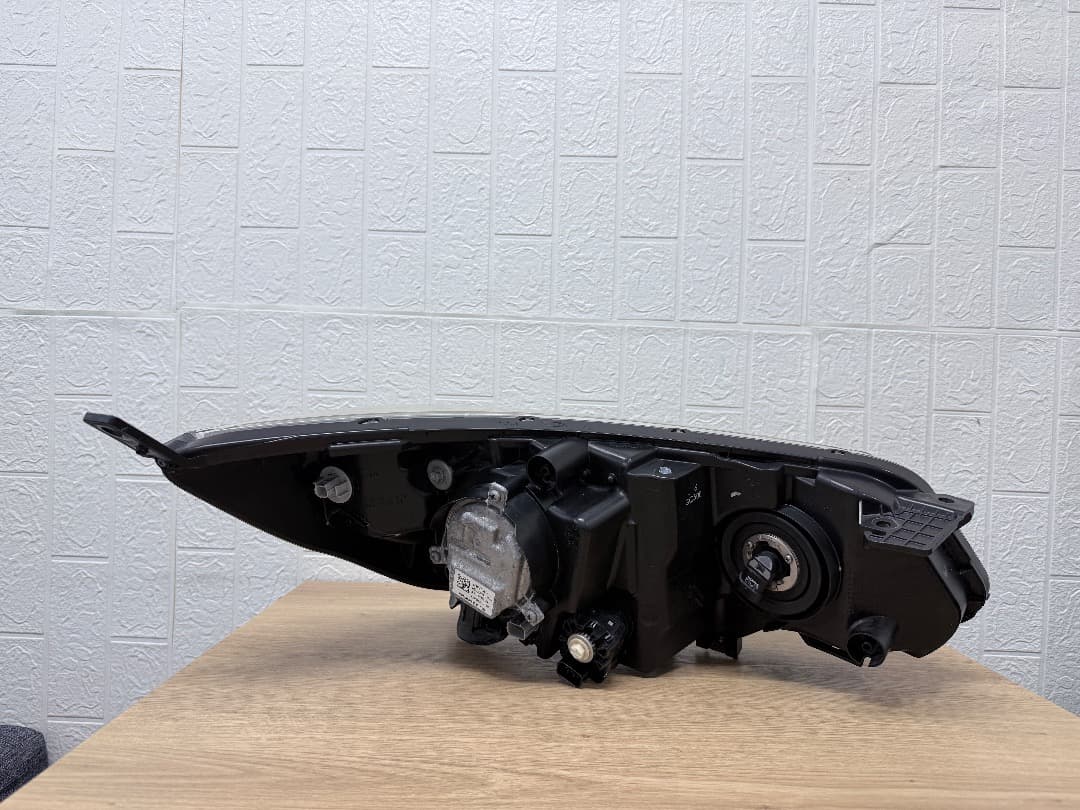 美品/キズ無　フリード　GB7　LEDヘッドライト左右セットスンレーW2172