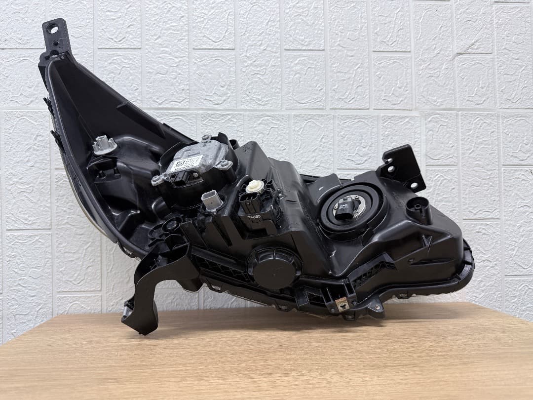 美品/キズ無　フリード　GB7　LEDヘッドライト左右セットスンレーW2172