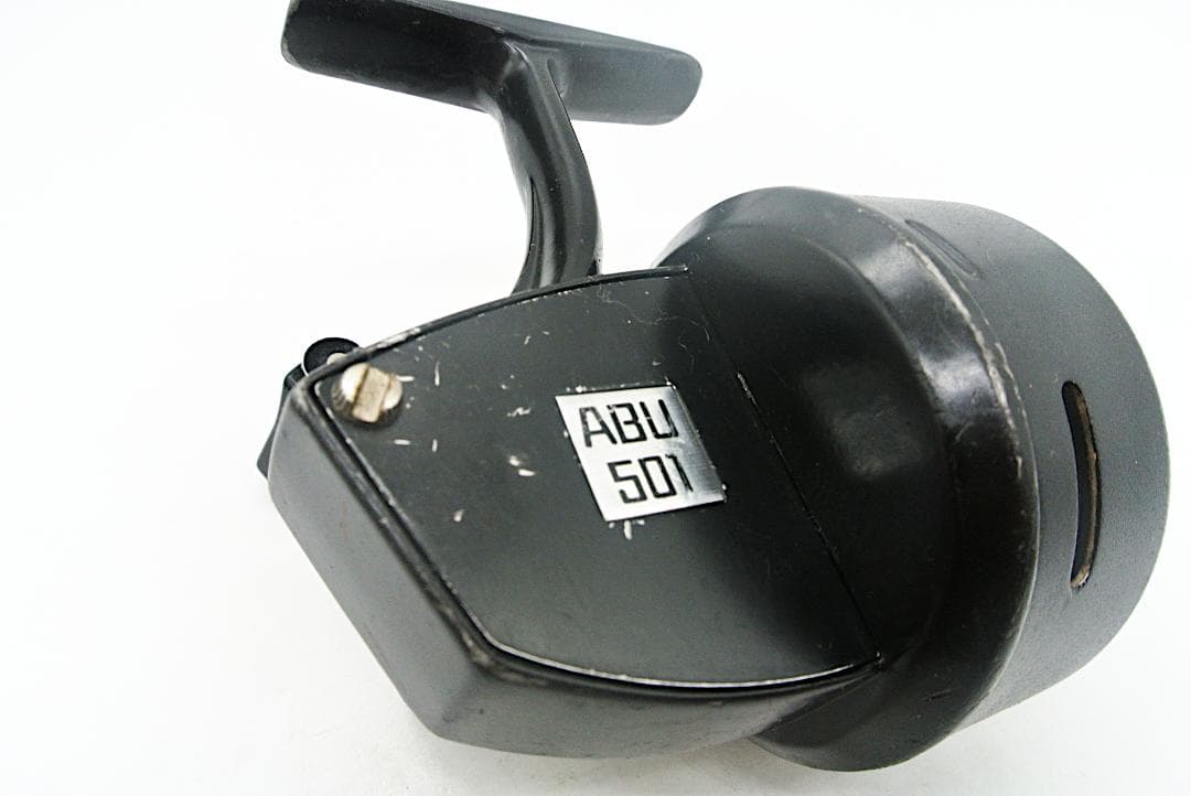 ABU 501 クローズドフェイス スピニングリール