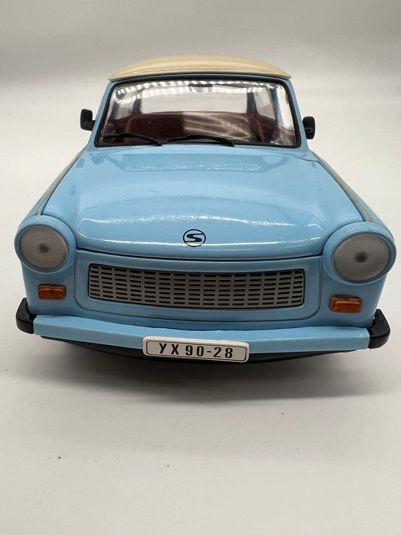 No415ミニカー1/18箱なしTRABANT 601 East Germany