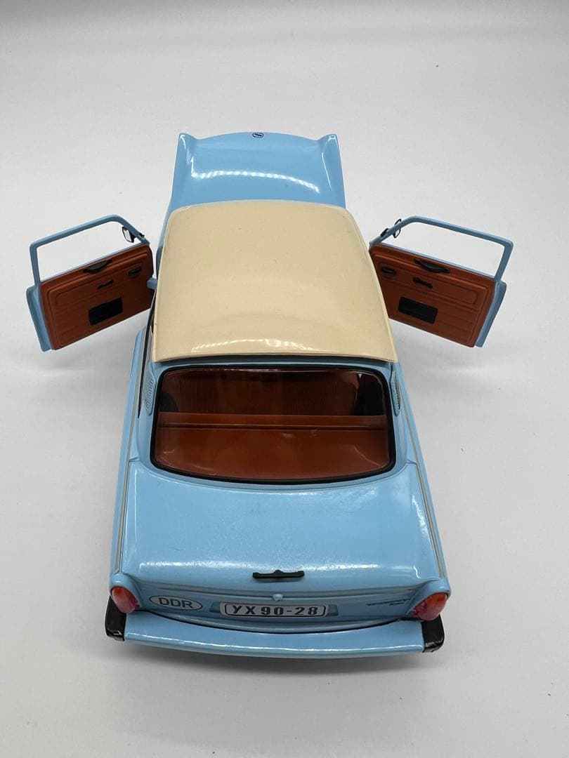 No415ミニカー1/18箱なしTRABANT 601 East Germany