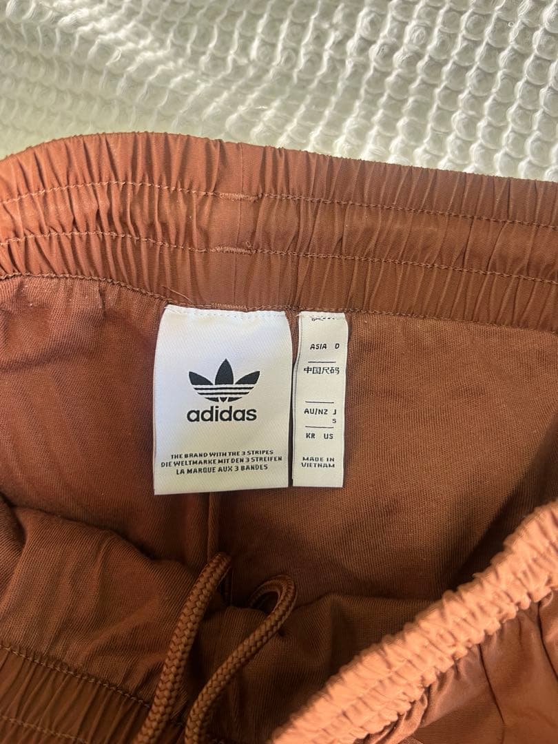 adidas ブラウン ジャージパンツ