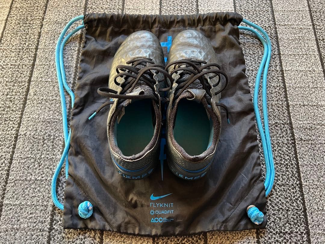 サッカースパイク ティエンポレジェンド8 エリートFG 26.0cm 収納袋付き