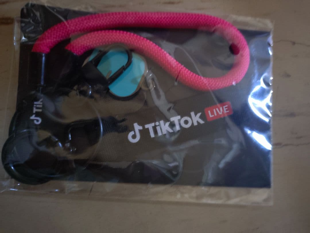 TikTok LIVE 円形マットとキーホルダーをセットで