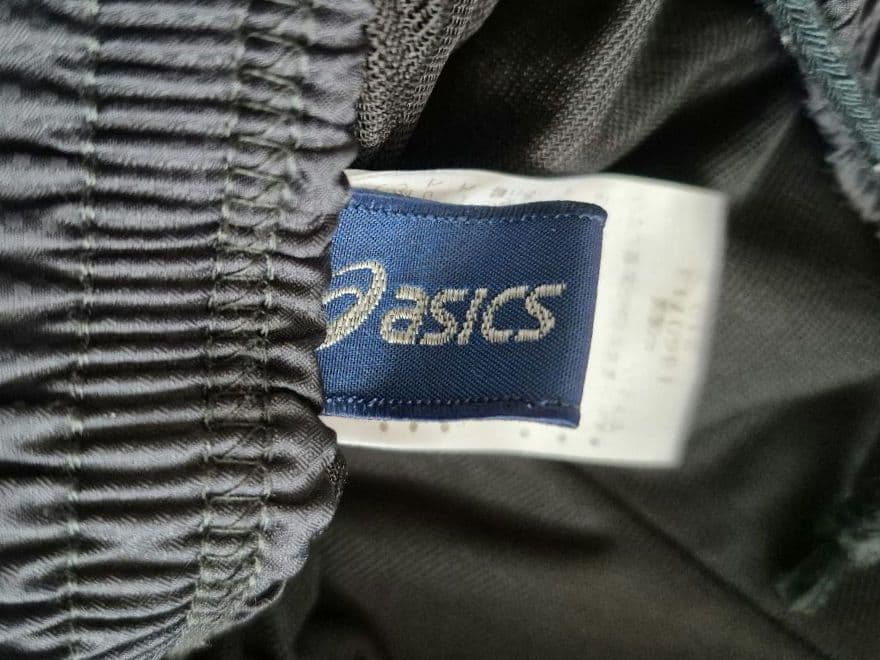 アシックス赤黒トレーニングウェアセット 軽量素材ロゴ入り 裏起毛
