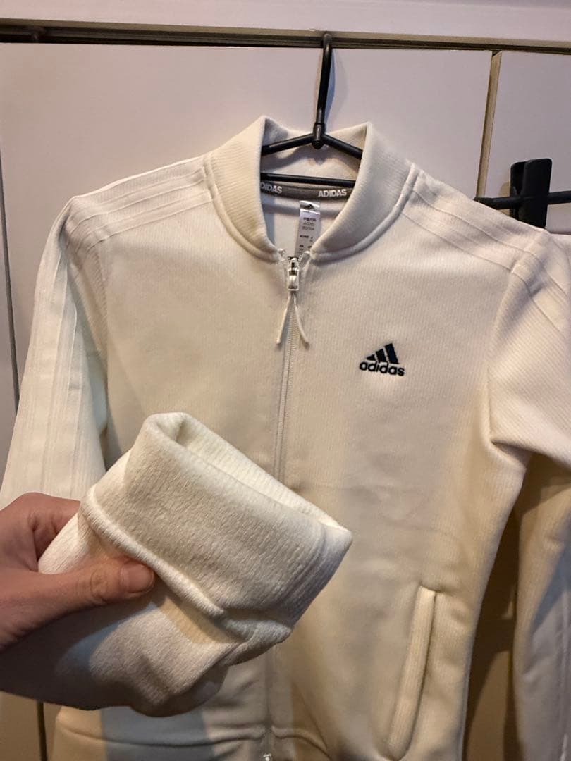 冬物セール　新品　adidas ホワイト　ボアセットアップ