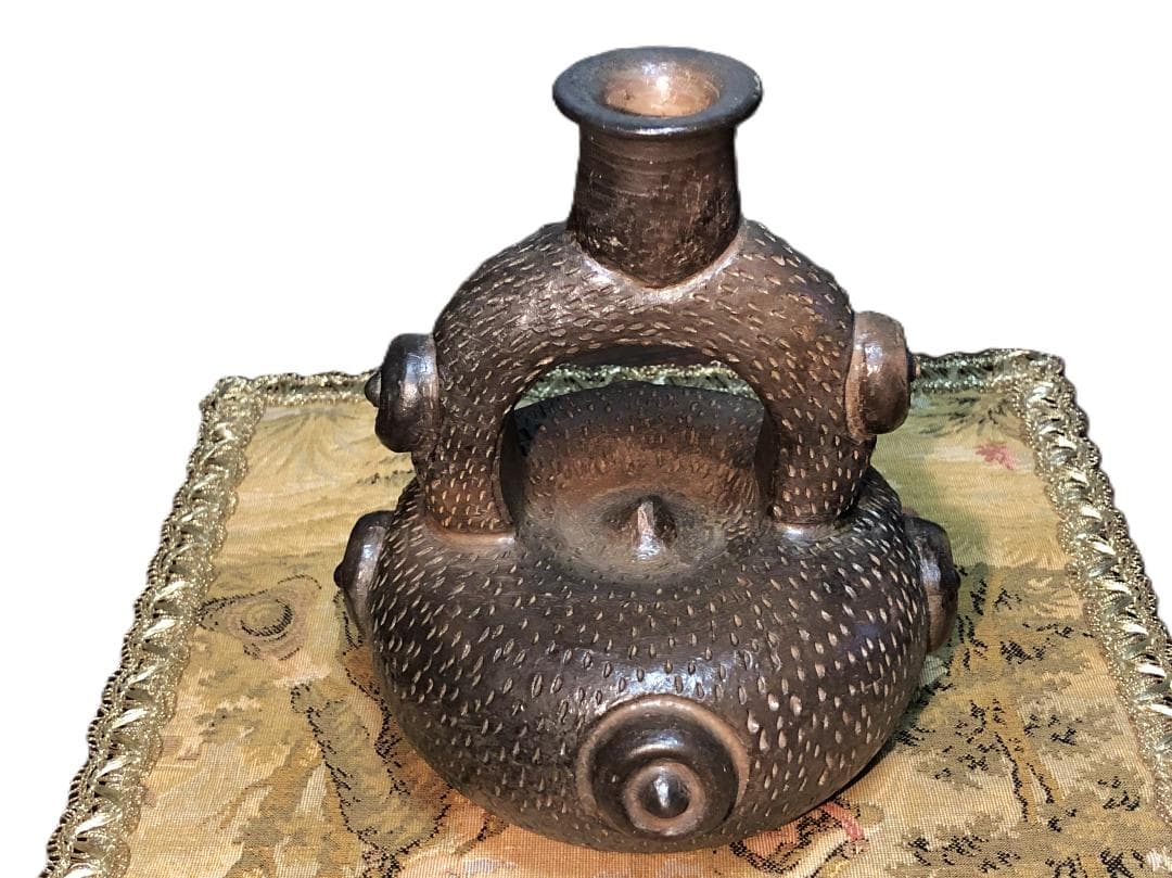【 鐙形浮出文様注口壺 】　ペルー　チャビン土器