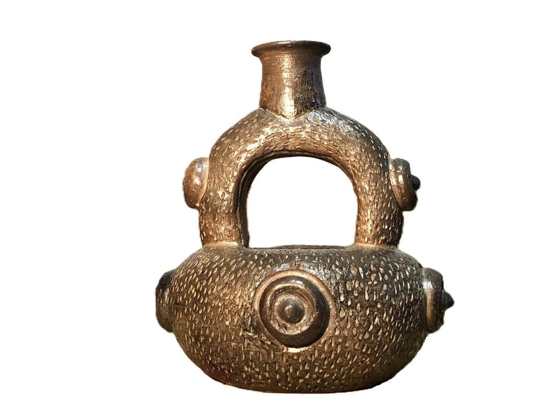 【 鐙形浮出文様注口壺 】　ペルー　チャビン土器