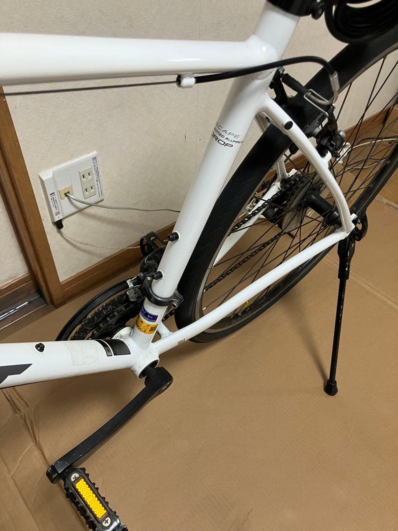 GIANT ESCAPE R DROPホワイトクロスバイク 速度計、鍵付き