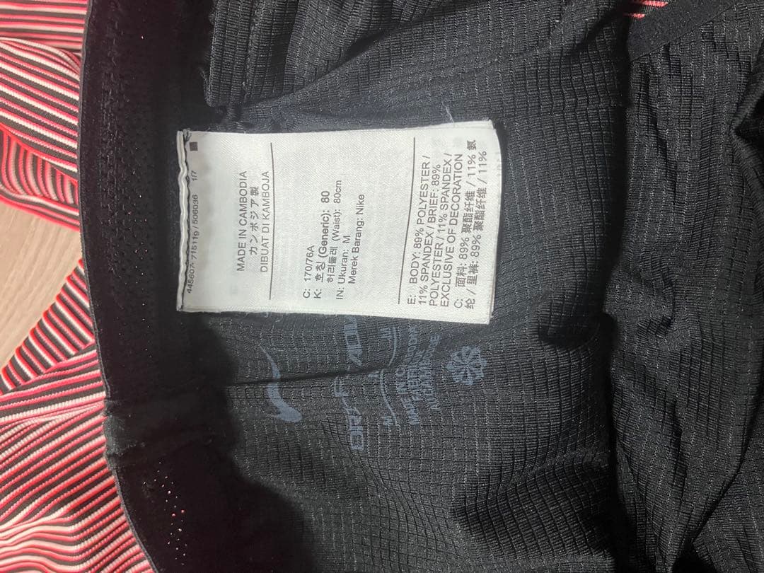 極美品　Nike トレーニングショーツ 赤黒ストライプ　サイズM
