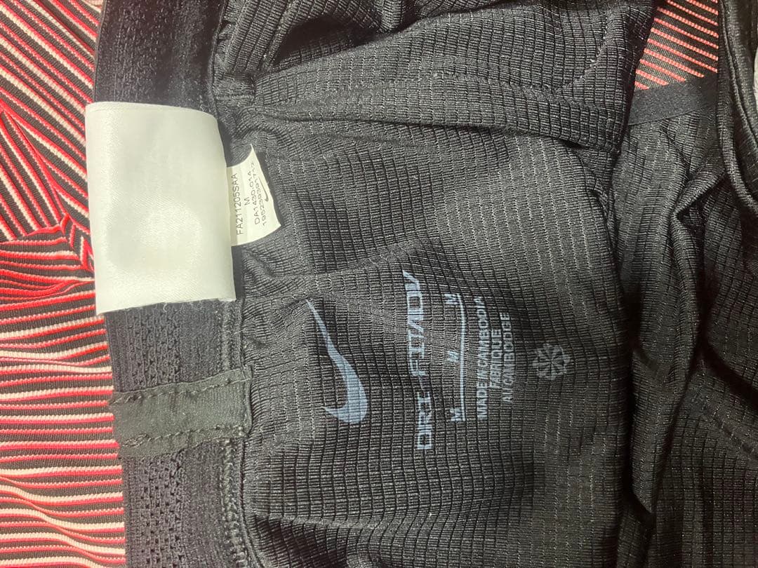 極美品　Nike トレーニングショーツ 赤黒ストライプ　サイズM