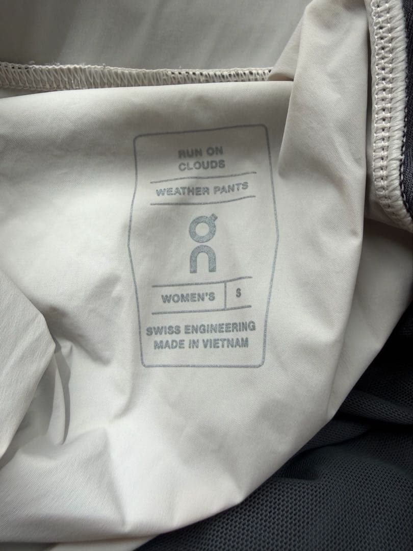 On Weather Jacket メンズXS(上) ウィメンズS(下・穴あり)