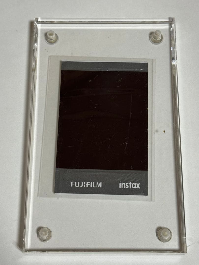 秋山莉奈直筆サイン入りポラロイド写真（FUJIFILM instax）