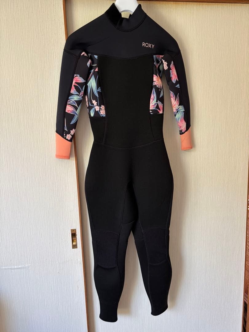 ROXY フルスーツ Sブラック 花柄　新品、タグ付き