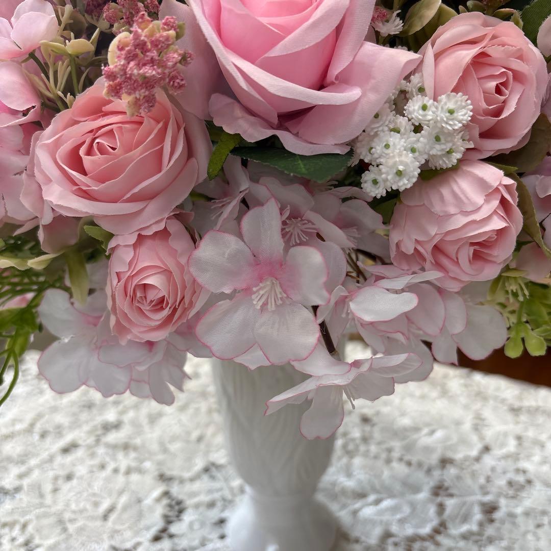 ピンクの薔薇とライスフラワーのフラワーアレンジメント・造花